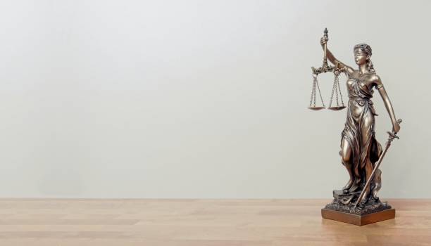 statue de dame justice sur une table. image panoramique avec l'espace de copie. - justice law legal system statue photos et images de collection