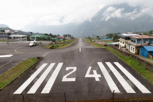 menschen und flugzeug am flughafen lukla der ort, dass touristen reisen für everest base camp trekking,nepal - airfield mountain snow airport stock-fotos und bilder