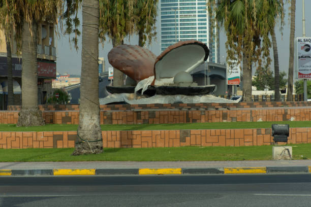 rondo clam w pobliżu julphar towers reprezentujące historię regionów nurków perłowych, brak ruchu lub zatorów teraz - sheik zayed road obrazy zdjęcia i obrazy z banku zdjęć