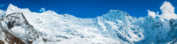 grande barrière de glace au-dessus du glacier chukhung montagnes de l'himalaya panorama népal - khumbu photos et images de collection