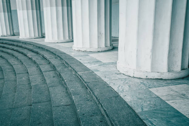 roman steps and pillars - column base strength courthouse imagens e fotografias de stock