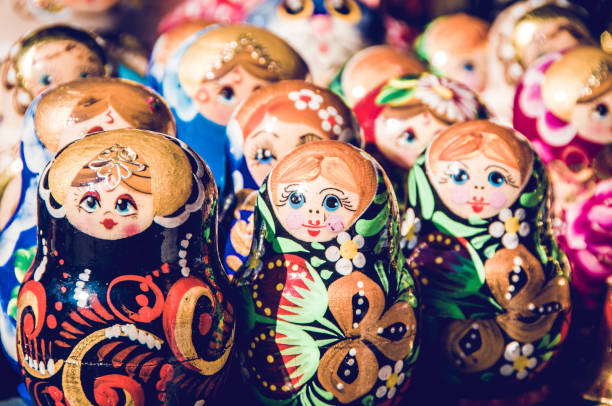 brinquedos russian de matryosha no indicador - russian nesting doll babushka doll large group of objects - fotografias e filmes do acervo