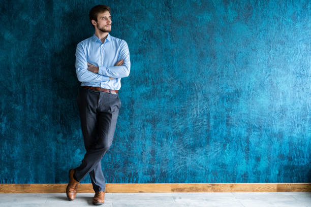 retrato de hombre de negocios sonriente de cuerpo entero - hip expressing positivity full blue fotografías e imágenes de stock