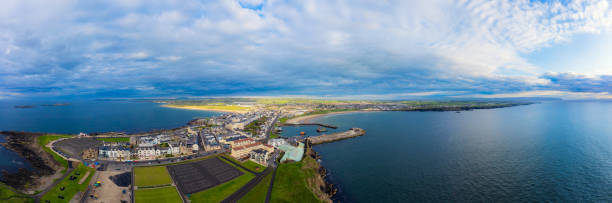 воздушный панорамный вид закат портруш хабур, северная ирландия - portrush стоковые фото и изображения