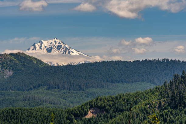istock A Peek of Mount Jefferson 1161046188