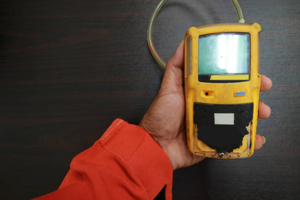 personal h2s gas detector,check gas leak. safety concept of safety and security system on offshore oil and gas processing platform, hand hold gas detector. - gas natural gas leaking sensor imagens e fotografias de stock