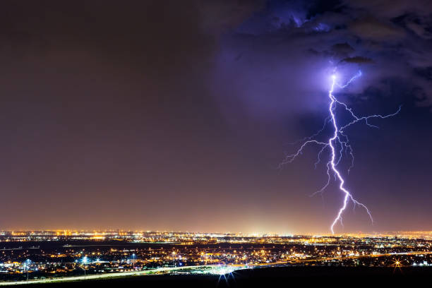 뇌우에서 번개 - lightning thunderstorm city storm 뉴스 사진 이미지