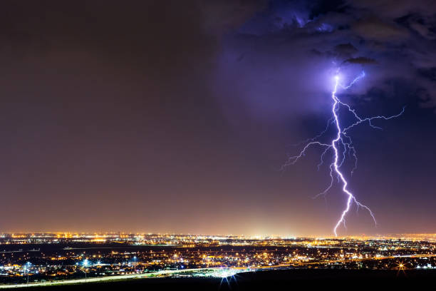 uderzenie pioruna z burzy - lightning thunderstorm storm city zdjęcia i obrazy z banku zdjęć