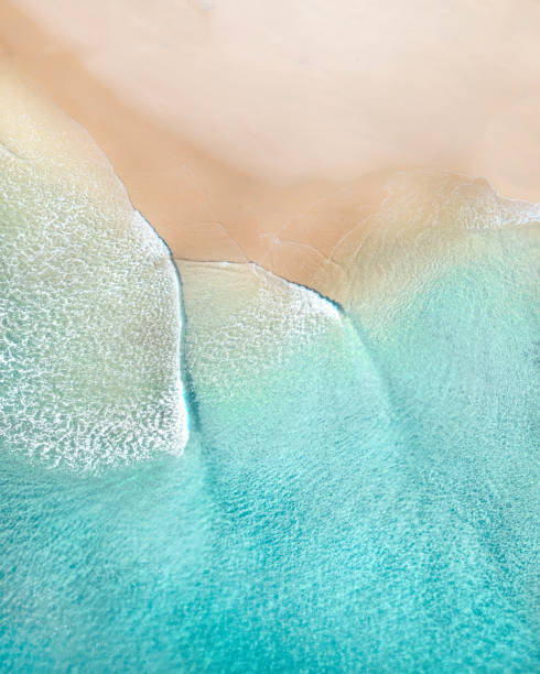 aerial de una playa con hermosas olas, arena blanca y texturas oceánicas - arriba de fotos fotografías e imágenes de stock