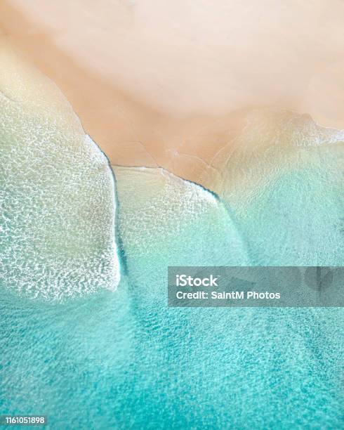 Aerial Of A Beach With Beautiful Waves White Sand And Ocean Textures - Fotografias de stock e mais imagens de Praia