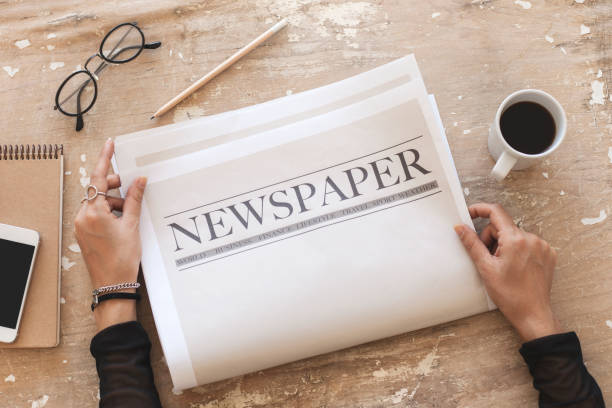 mujer leyendo periódico sobre fondo de madera - newspaper reading blank women fotografías e imágenes de stock