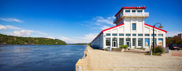 chicoutimi saguenay zone portuaire park bordwalk panoramiczny widok z głównego budynku portu - chicoutimi travel locations nature city zdjęcia i obrazy z banku zdjęć