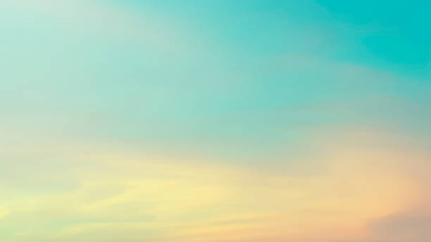 デザイン要素コンセプトのための柔らかい雲景と日の出の朝の空の背景の抽象的なぼやけたカラフルなパステルトーン - sky sunrise day vibrant color ストックフォトと画像