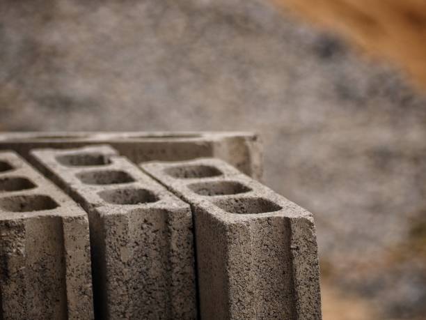 bloc de ciment gris dans le chantier de construction. - hollow gray pattern wall photos et images de collection