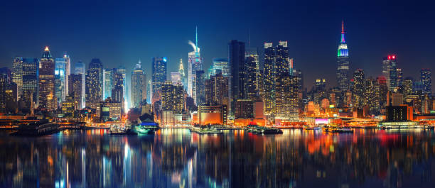 view on manhattan at night - landscape city manhattan skyline imagens e fotografias de stock