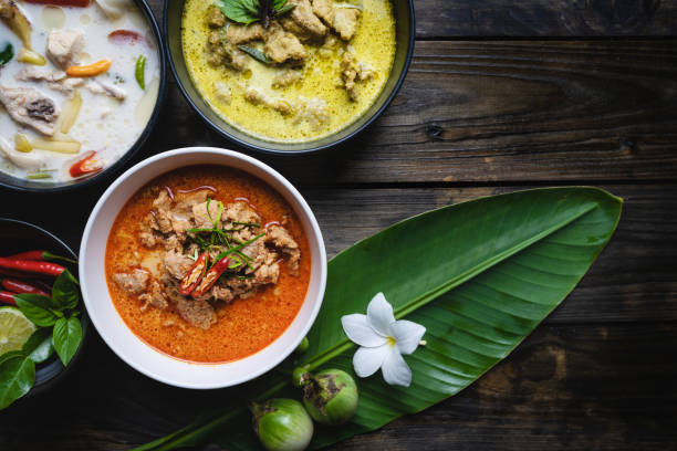 berühmtestes thailändisches essen; rotes curryschweinefleisch, grünes curryschweinefleisch, hühnerkokossuppe oder thai in den namen "panang", "kaeng keaw whan" und tom kha gai. draufsicht auf holzhintergrund. - thailändisches essen stock-fotos und bilder