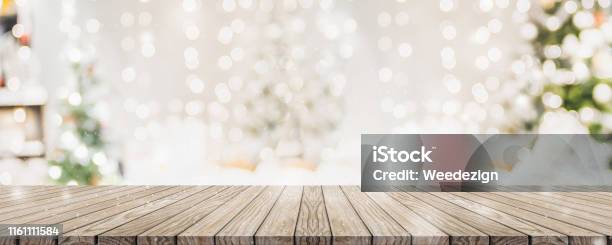 空的woooden桌面與抽象溫暖的客廳裝飾與聖誕樹串光模糊背景與雪假日背景模型橫幅顯示廣告產品 照片檔及更多 背景 - 主題 照片 - 背景 - 主題, 聖誕節, 渡假