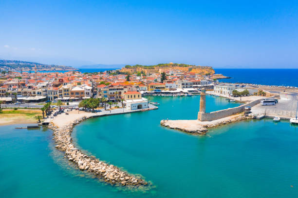 antico porto veneziano di rethimno, creta, grecia - old sky sea town foto e immagini stock