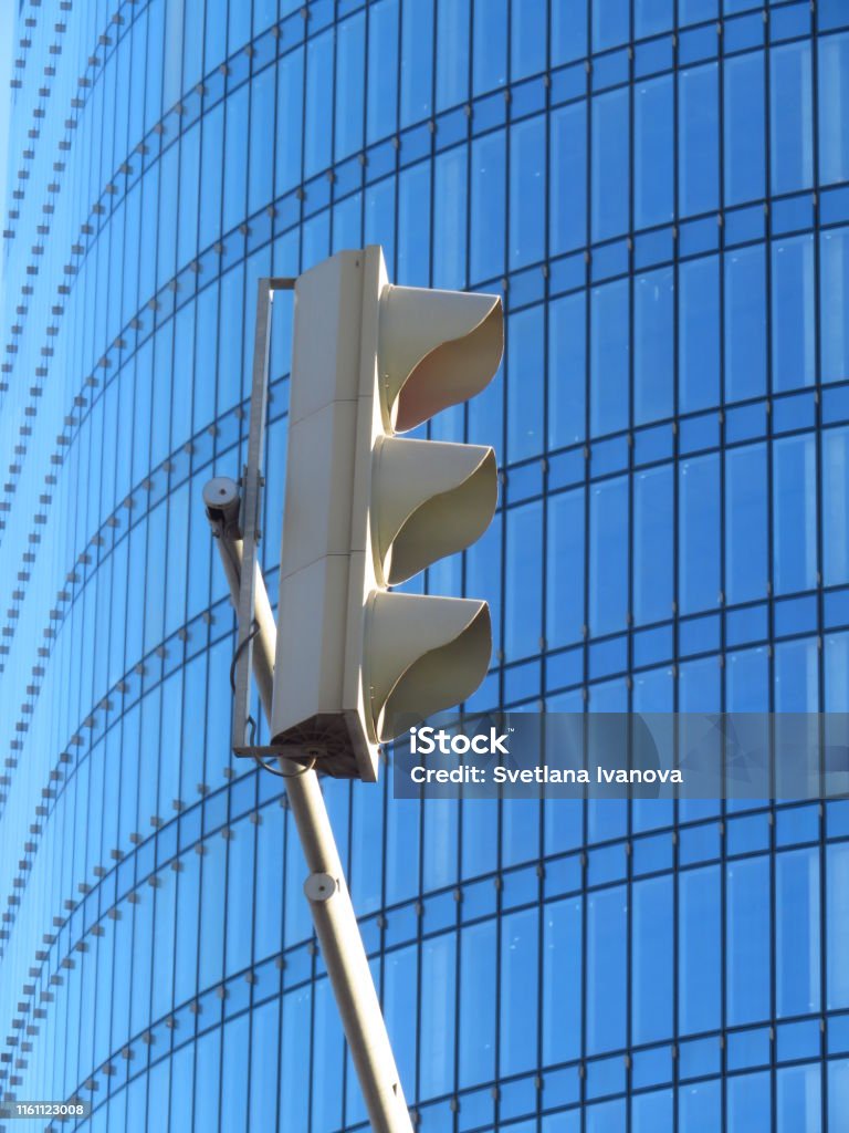 Lampu Lalu Lintas Di Latar Belakang Bangunan Kaca Di Kota Foto Stok