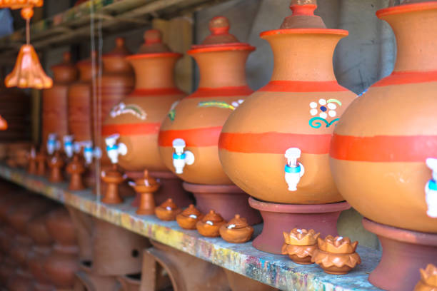 ollas de cerámica en el mercado oriental de asia en las que hacen alimentos o cultivan plantas. foto de stock - vasijas de barro cocido fotografías e imágenes de stock