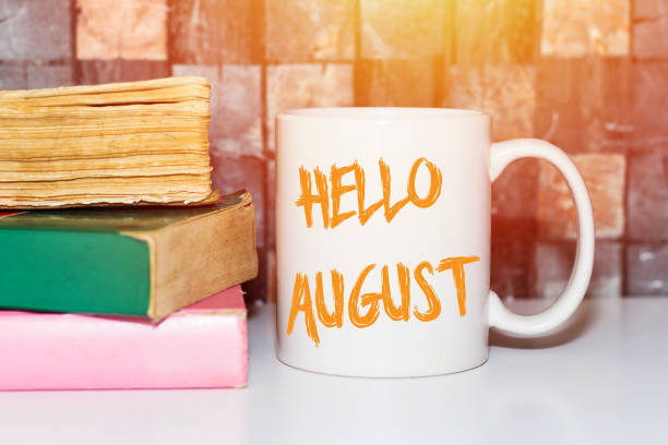 hola agosto escritura a mano en taza de café - bienvenido agosto fotografías e imágenes de stock