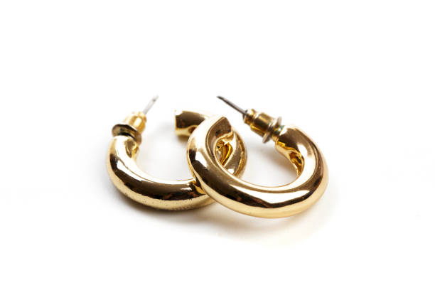 goldene ohrringe isoliert auf weißem hintergrund - gold earrings stock-fotos und bilder