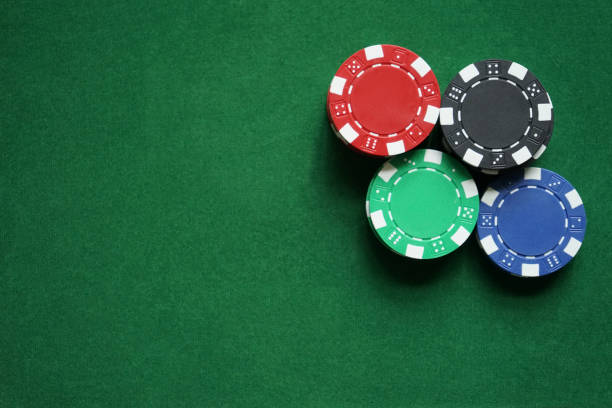 Piles de jeu/poker chips sur fond vert, concept de casino - Photo