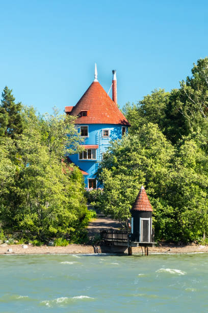 vista do mar para estacionar o mundo de moomin no dia de verão ensolarado, naantali, finlandia - moomin world - fotografias e filmes do acervo