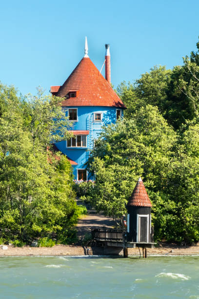 vista do mar para estacionar o mundo de moomin no dia de verão ensolarado, naantali, finlandia - moomin world - fotografias e filmes do acervo