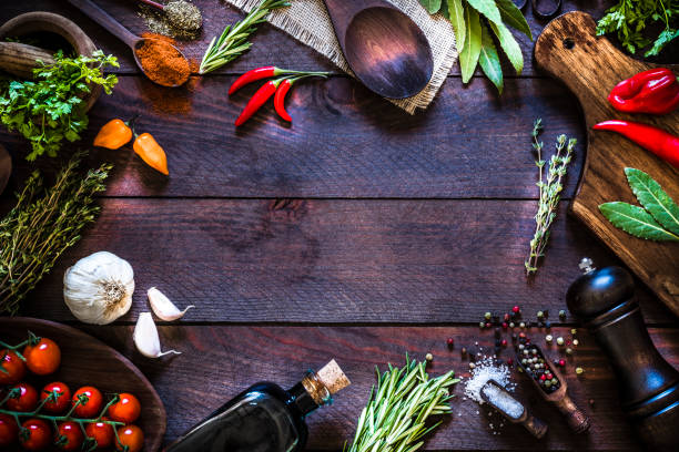 especiarias e frame das ervas na tabela de madeira rústica - rosemary chervil herb table - fotografias e filmes do acervo