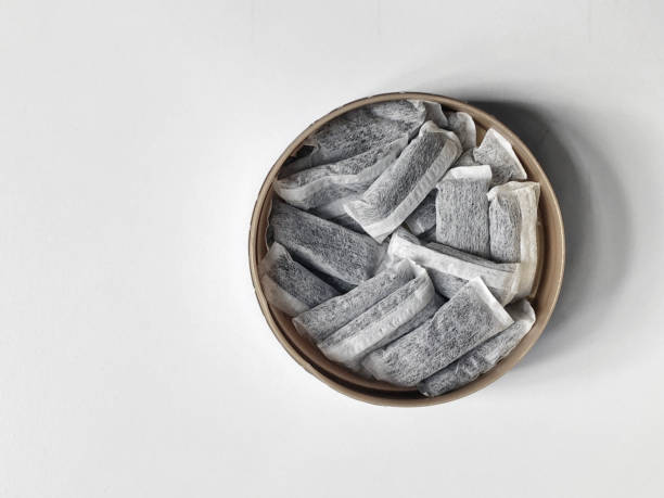 Eine Kiste schwedischer Snus auf weißem Hintergrund – Foto