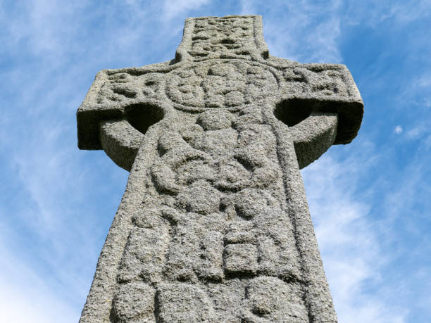 крупным планом креста святого мартина на острове иона - iona стоковые фото и изображения