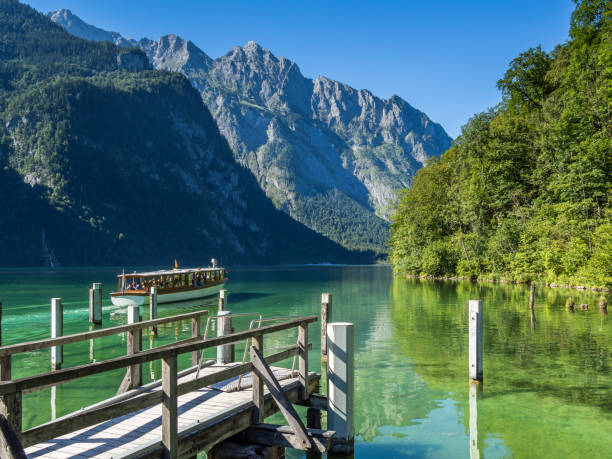 bootsanlegestelle salet koenigssee in deutschland - konigsee stock-fotos und bilder