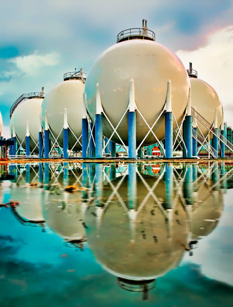 réservoirs de gaz de pétrole liquéfié ( gpl ) au bord de la mer - gaz naturel liquéfié photos et images de collection