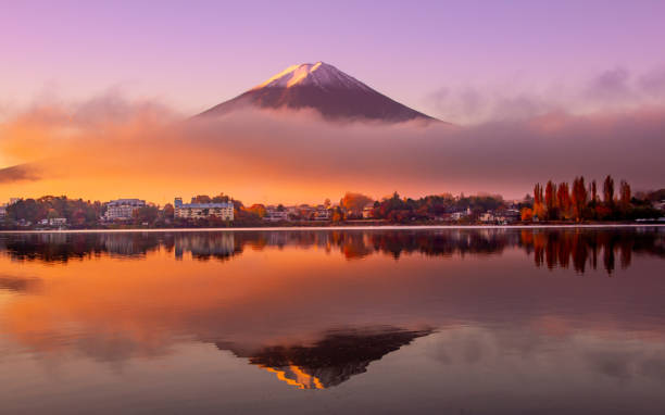 monte fuji all'alba - volcano mt fuji autumn lake foto e immagini stock