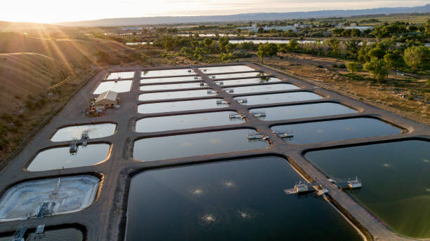 воздушный беспилотный вид городского объекта по очистке сточных вод - wastewater water sewage treatment plant garbage стоковые фото и изображения