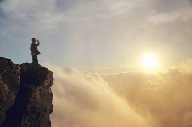 risk planning - leadership risk cliff mountain climbing imagens e fotografias de stock