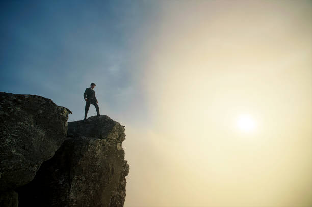 wyjście - cliff on men mountain zdjęcia i obrazy z banku zdjęć