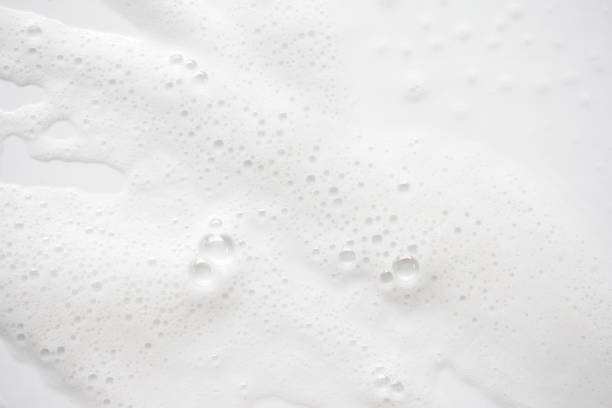 sfondo astratto bianco schiuma saponosa texture. shampoo schiuma con bolle - sapone foto e immagini stock