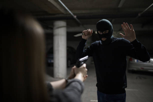 mujer con pistola para defensa propia - target shooting gun handgun shooting fotografías e imágenes de stock