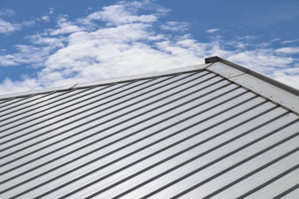 techo y pendiente de chapa metálica con nubes y fondo azul del cielo. - roof metal house steel fotografías e imágenes de stock