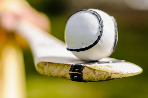 hurl y sloitar (bola) del juego irlandés de hurling. - lanzar fotografías e imágenes de stock