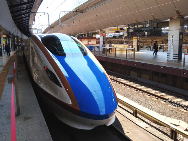 asama, un tren bala de alta velocidad de japan railways shinkansen espera para salir de la estación de tokio - depart fotografías e imágenes de stock