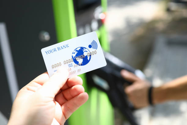 mężczyzna trzyma białą plastikową kartę kredytową - utility payments zdjęcia i obrazy z banku zdjęć