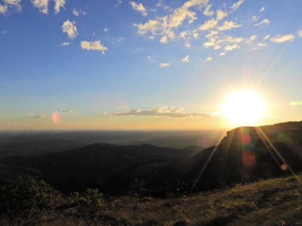 vista al tramonto a chapada dos guimarães, mato grosso, brasile. grande paesaggio. destinazione di viaggio. viaggi di vacanza. paesaggio del tramonto - horizon observatory foto e immagini stock