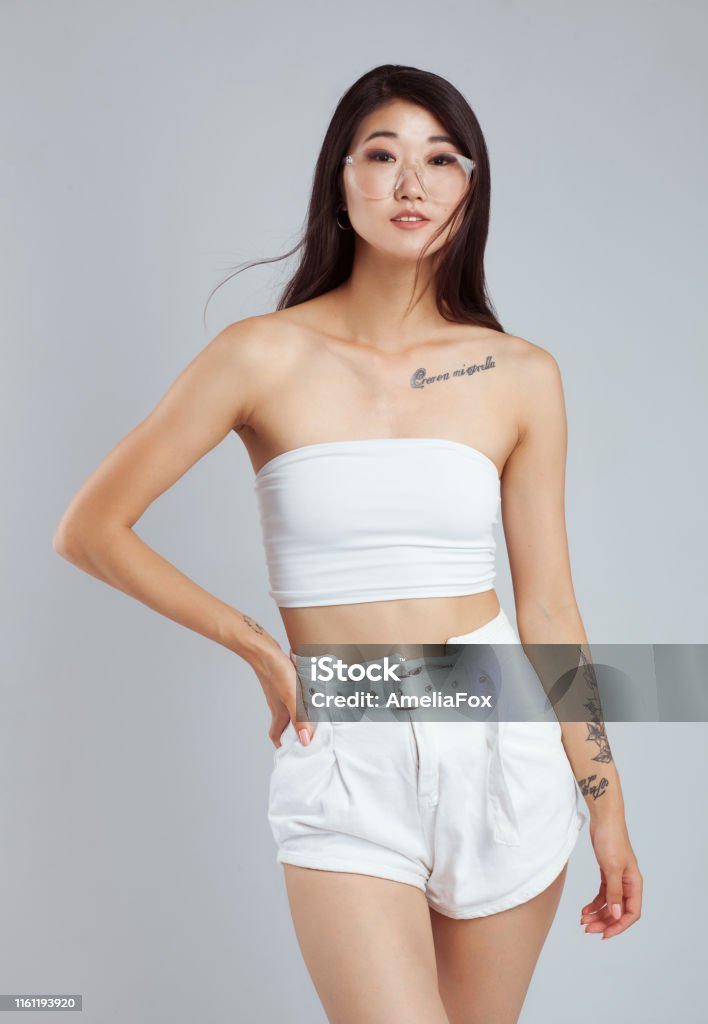 Schöne junge Frau trägt weißes Oberteil und Shorts - Lizenzfrei Asiatischer und Indischer Abstammung Stock-Foto