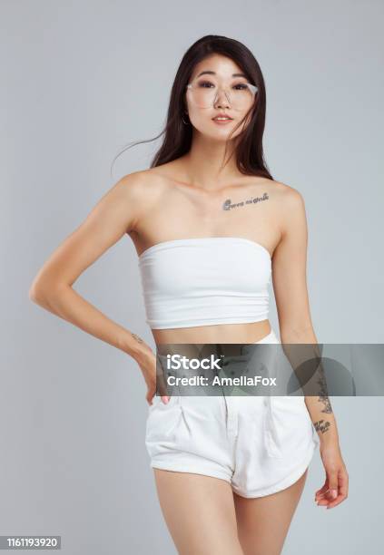 Schöne Junge Frau Trägt Weißes Oberteil Und Shorts Stockfoto und mehr Bilder von Asiatischer und Indischer Abstammung - Asiatischer und Indischer Abstammung, Frauen, Mode