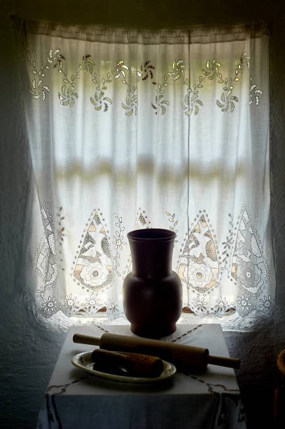 une fenêtre dans une hutte blanchie à la chaux avec un cadre en bois, un rideau amidonné en lin de dentelle. l'intérieur de la maison. ukraine, les cosaques - starched photos et images de collection