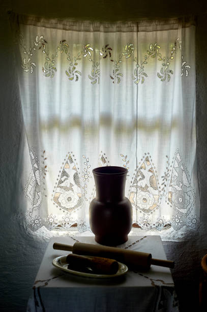 uma janela em uma cabana caiadas com um frame de madeira, um linho laçado cortina engomado. o interior da casa. ucrânia, os cossacos - starched - fotografias e filmes do acervo