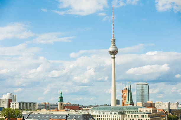 arquitectura da cidade de berlim do leste com torre da televisão - berlin germany television tower communications tower alexanderplatz - fotografias e filmes do acervo